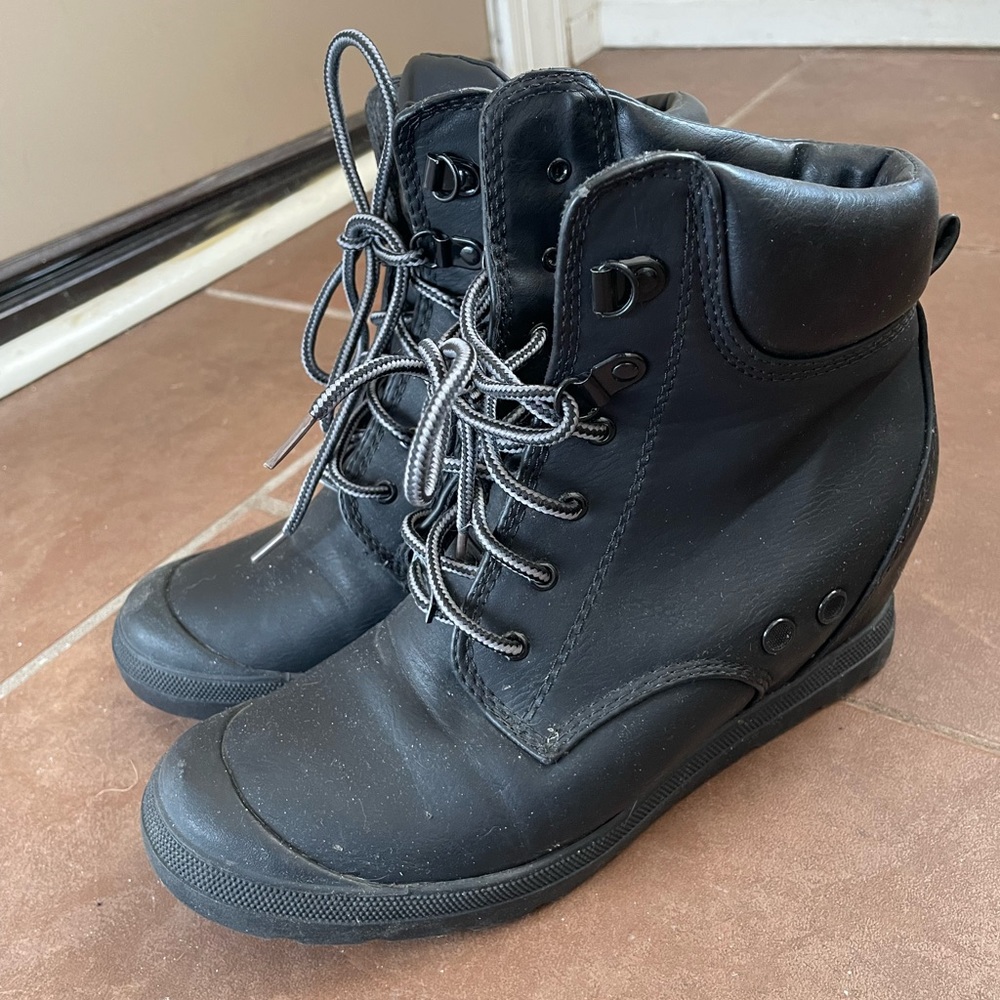 Size 7.5 Dollskill Black Lace-up Wedges